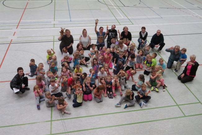 Dieses ist eine Kooperation zwischen dem TSV und dem Kindergarten Cadenberge. Es haben rd. 60 Kinder das Mini-Sportabzeichen erworben.